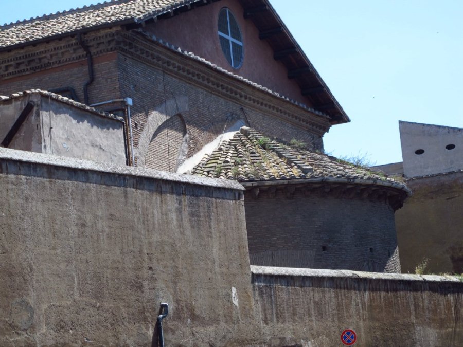 Building features Trastavere, Rome