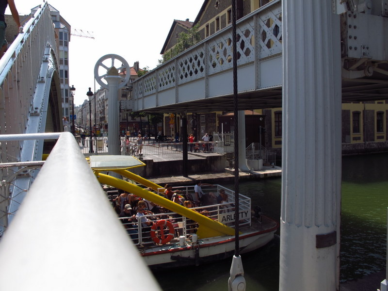 Tour boat going under the lifting bridge