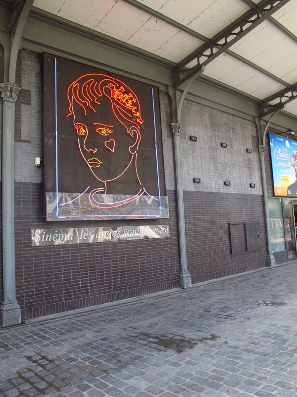 Sinema, les anges sont avec toi, neon installation, Paris