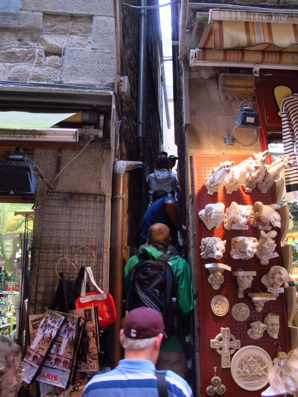 Squeezey, squeezey on Mont St Michel