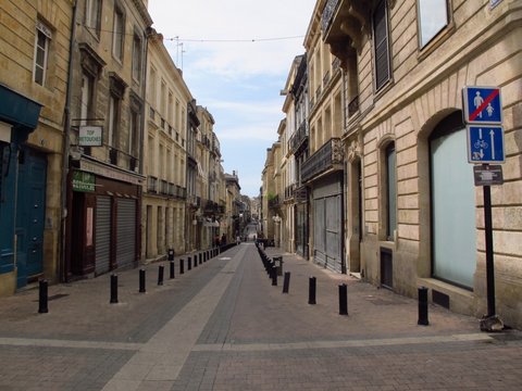 Early morning Bordeaux, not a town of early risers!
