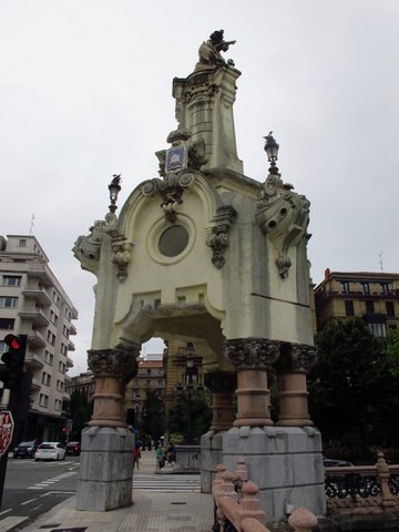 Portal at the end of the Bridge of Maria Cristina