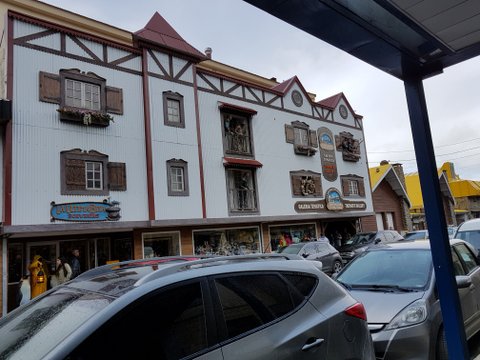 Ushuaia, characters in building