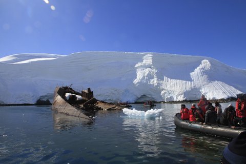 At the wreck of the Gouvernoren